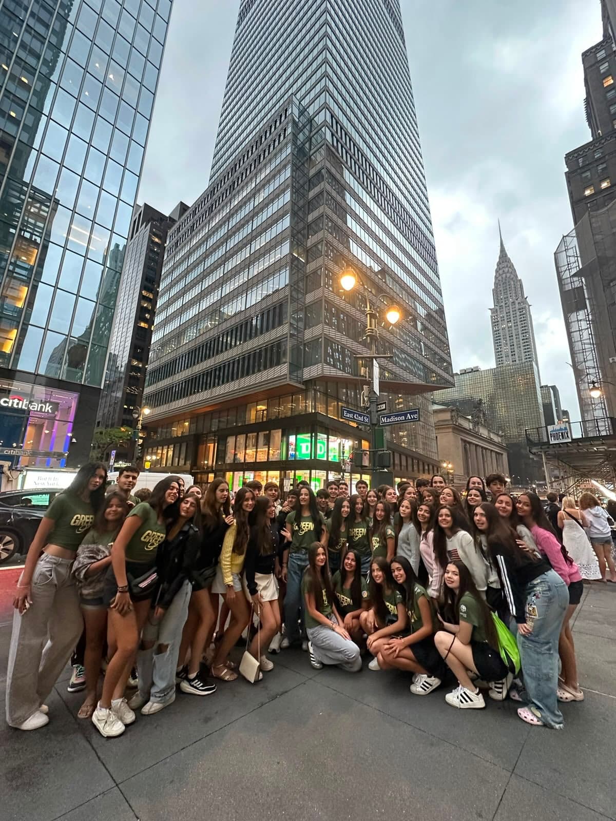Grupo da Pedra Grande Turismo numa avenida de Nova York, com o Chrysler Building ao fundo.
