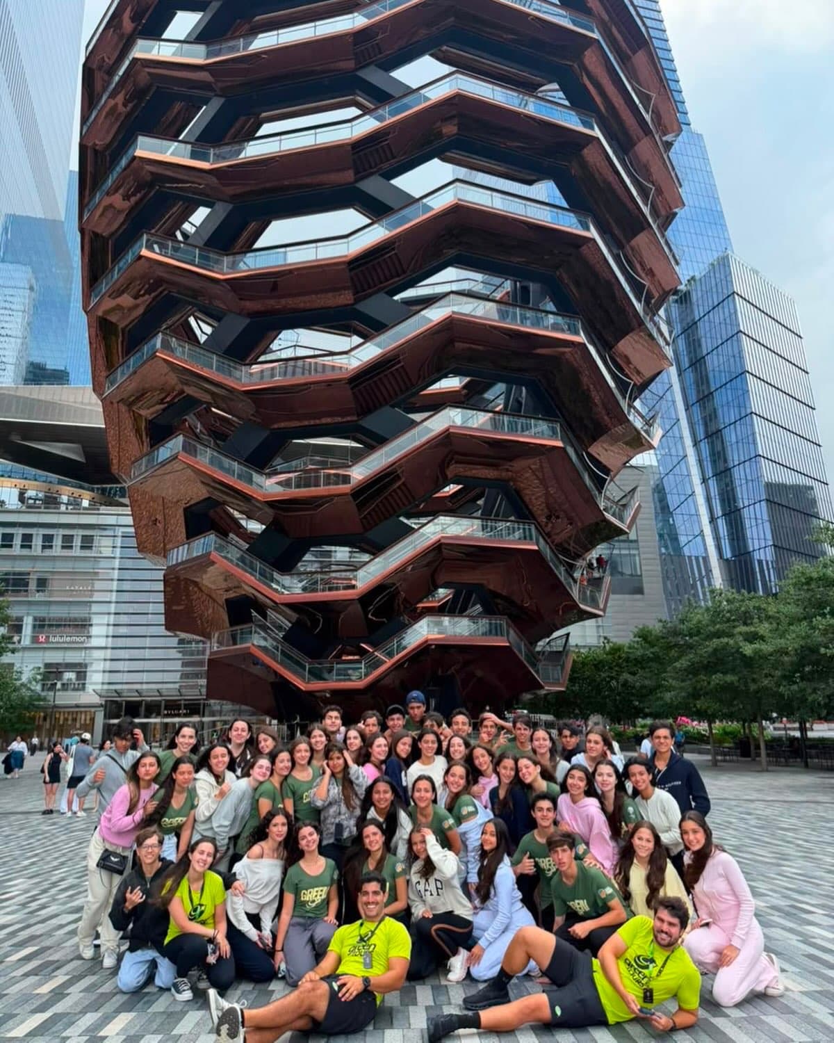 Grupo da Pedra Grande Turismo reunido em frente ao Vessel, em Nova York.